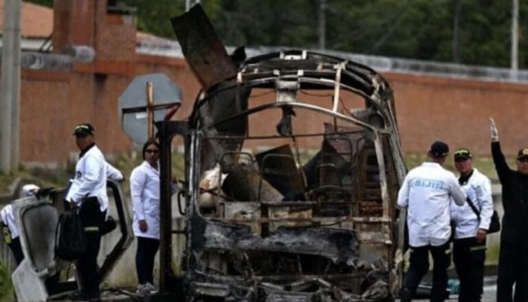 Atentado en carretera desata tragedia en Colombia; bomba deja 7 muertos y 17 heridos de gravedad (VIDEO MUY FUERTE)
