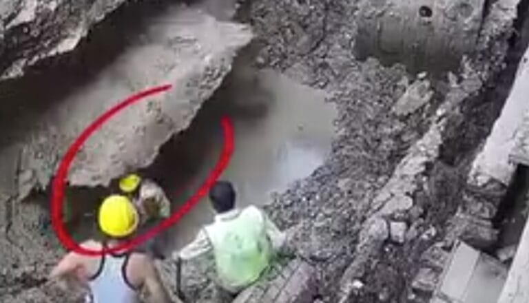 Cemento se viene abajo y termia en tragedia: albañil quedó sepultado (VIDEO MUY FUERTE)
