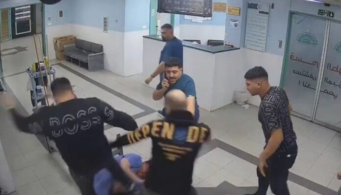 Familia le da tremenda paliza a médico tras muerte de paciente en hospital (VIDEO FUERTE)