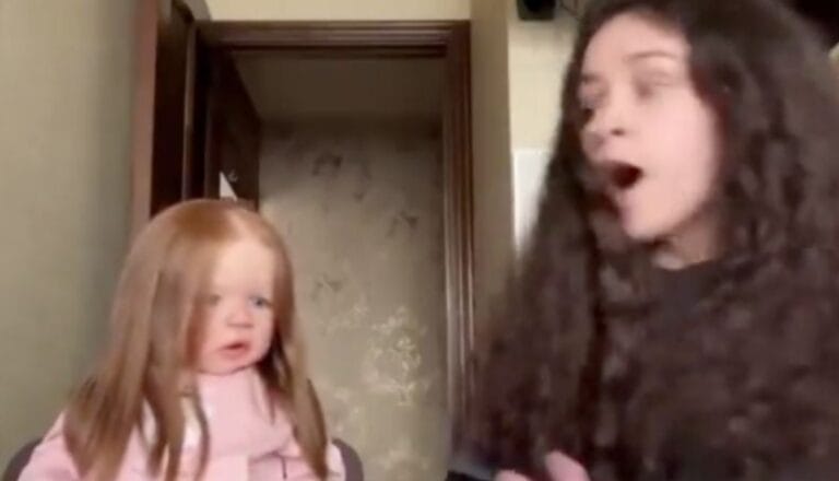 Muñeca se mueve sola y desata terror en redes