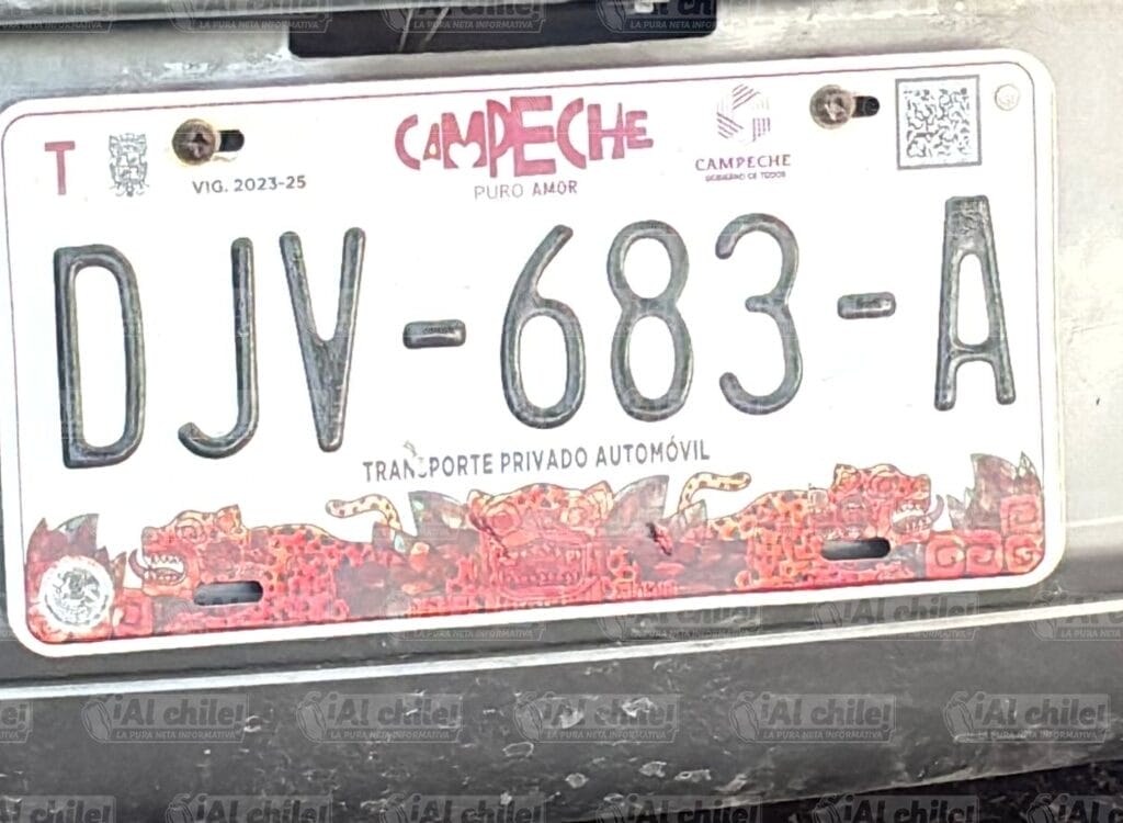 Detienen a conductor por pintar sus placas con crayola para evitar pagar renovación