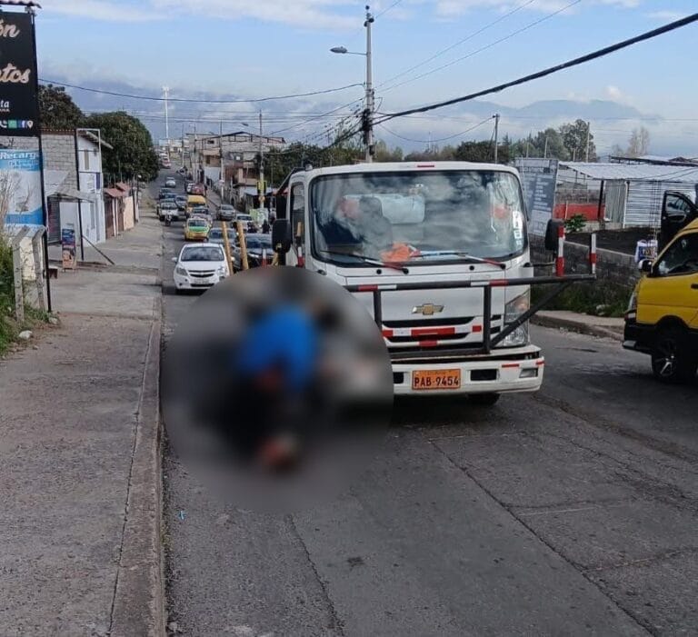VIDEO MUY FUERTE: Chavo ciclista muere tras clavarse las varillas de un camión