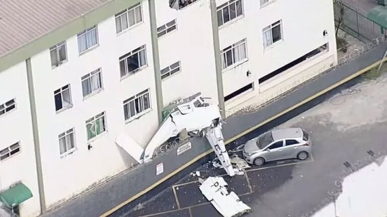 Avioneta se estrella EN VIVO contra un edificio de departamentos; el piloto y el copiloto no la libraron