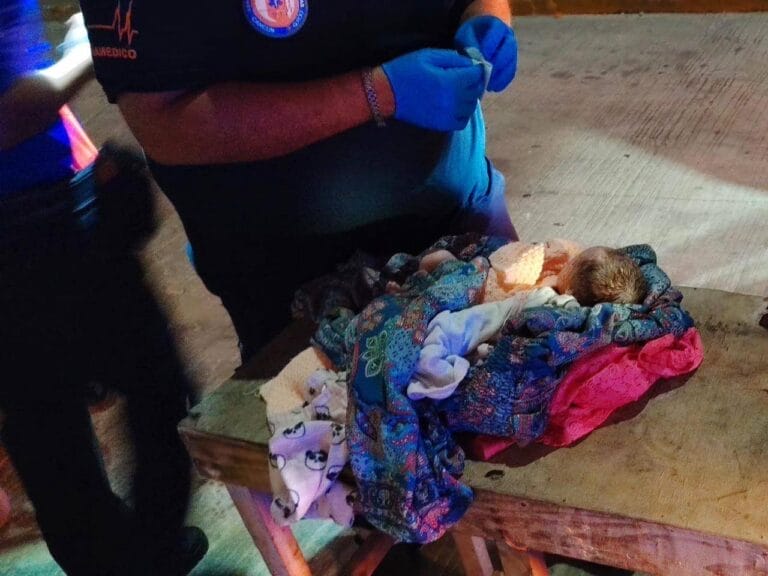 Pepenadora encuentra a un bebito recién nacido en un contenedor de basura