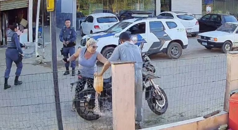 VIDEO FUERTE: Enloquecido sujeto prende fuego a su moto para evitar que se la lleve la poli y termina quemando a su mamá
