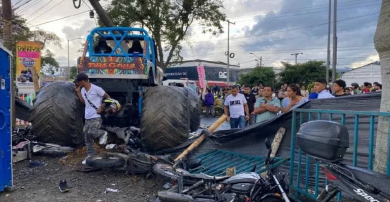 VIDEO FUERTE: Monster Truck pierde el control y aplasta a una multitud; tres personas no la libraron