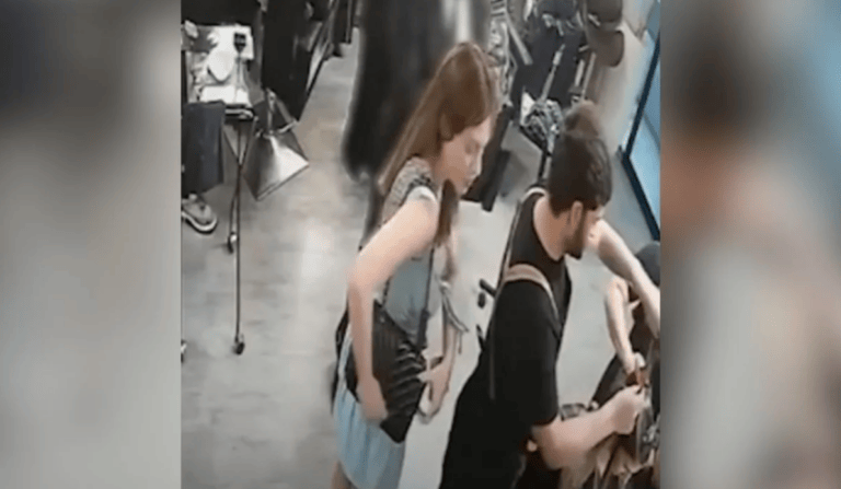VIDEO: Enloquecida mujer se queja de su corte de cabello y apuñala en la espalda a su peluquero