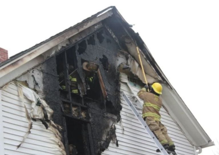 Mueren tres hermanitos tras incendiarse su casa; su mamá salió a vender sustancias ilícitas