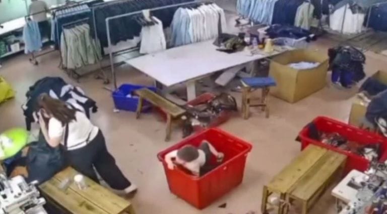 VIDEO: Madre asfixia a su pequeño hijo con una montaña de ropa sin darse cuenta