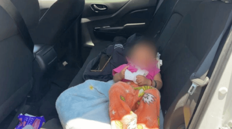 Padre abandona a su nenita en un taxi de aplicación; en su mochila solo tenía alcohol