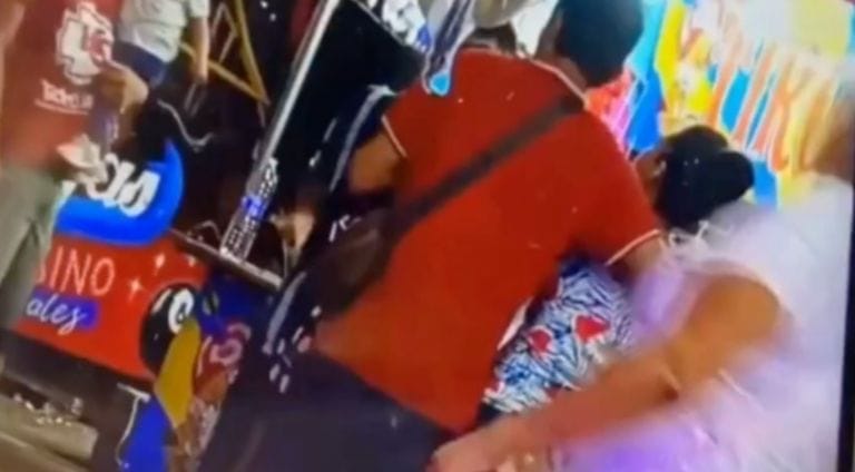 VIDEO: Graban a un sujeto abusando de su propia hija en plena feria; su madre estaba junto a ellos y no hizo nada para defenderla