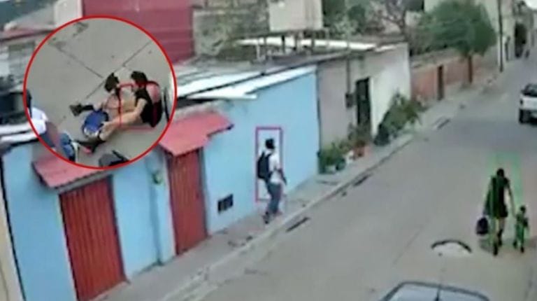 VIDEO: Captan a sujeto manoseando una mujer en plena calle y en compañia de su chamaquito; ya fue detenido