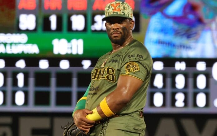 Salida de Yadir Drake de Leones de Yucatán Yadir Drake durante un partido con Leones de Yucatán antes de su salida del equipo