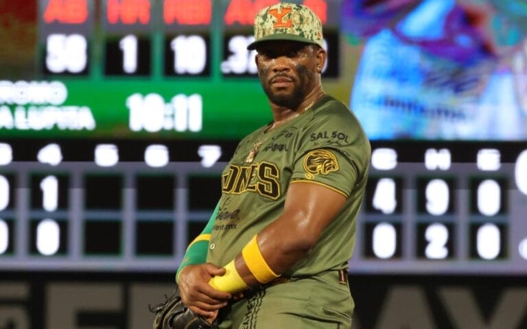Yadir Drake durante un partido con Leones de Yucatán antes de su salida del equipo