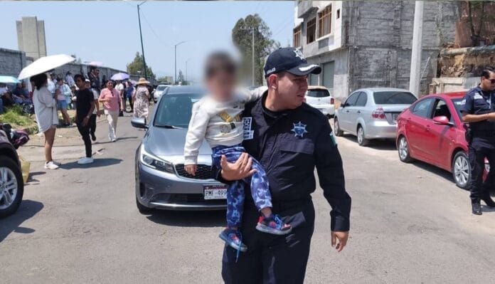 Madre deja a su hijo encerrado en su auto para ir a comprar boletos de El Buki