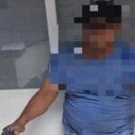 Pequeñín escondido en caja de cartón fue atropellado accidentalmente por su papá