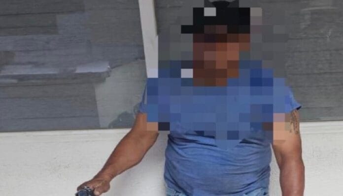 Pequeñín escondido en caja de cartón fue atropellado accidentalmente por su papá