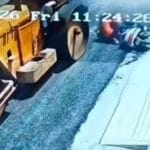 Hombre muere aplastado por una aplanadora mientras viajaba con su nieta (VIDEO FUERTE)