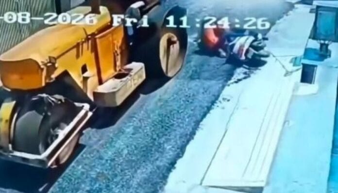 Hombre muere aplastado por una aplanadora mientras viajaba con su nieta (VIDEO FUERTE)
