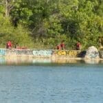 Chavito se escapa de clases para ir a laguna con sus compas y desaparece bajo el agua