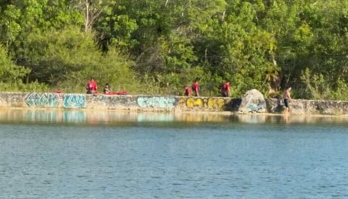 Chavito se escapa de clases para ir a laguna con sus compas y desaparece bajo el agua