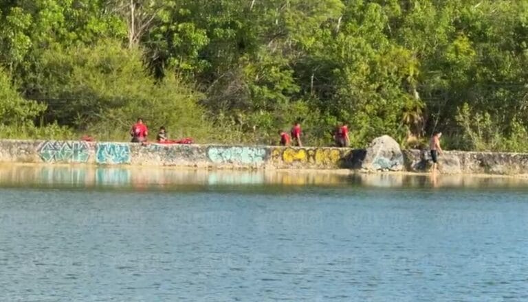 Chavito se escapa de clases para ir a laguna con sus compas y desaparece bajo el agua