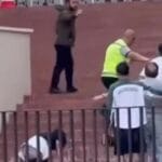 “Tengo derecho a matarlo”: fanático obsesionado se lanzó contra famoso futbolista en plena plaza