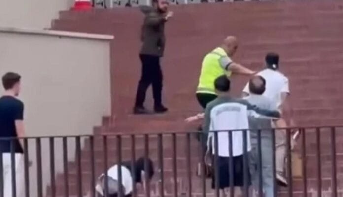 “Tengo derecho a matarlo”: fanático obsesionado se lanzó contra famoso futbolista en plena plaza