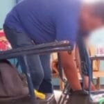 Profesor es captado robando dinero de mochilas de alumnos en Sonora (VIDEO)