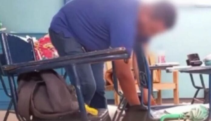 Profesor es captado robando dinero de mochilas de alumnos en Sonora (VIDEO)