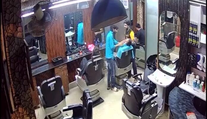 Terror en barbería: quiso relajar a su cliente con una peligrosa técnica… y le terminó rompiendo el cuello