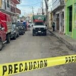 Hombre tropezó y terminó bajo las llantas de un camión; acabó bañado en sangre | VIDEO FUERTE