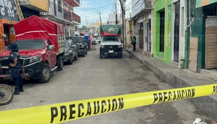 Hombre tropezó y terminó bajo las llantas de un camión; acabó bañado en sangre | VIDEO FUERTE