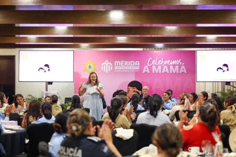 Cecilia Patrón celebra a las mamás meridanas con flores y apoyos en colonias