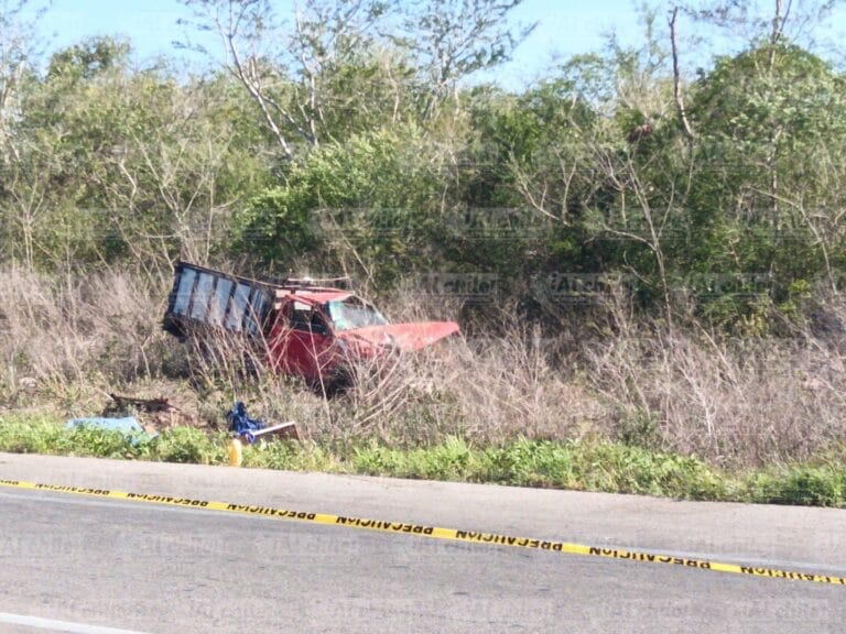 Camioneta de albañiles vuelca tras ser aporreada por una van camino a Mérida; un chambeador no sobrevivió