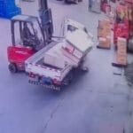 trabajadora aplastada material construcción