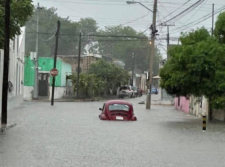 Gobierno de Yucatán suspende actividades económicas este martes por lluvias intensas