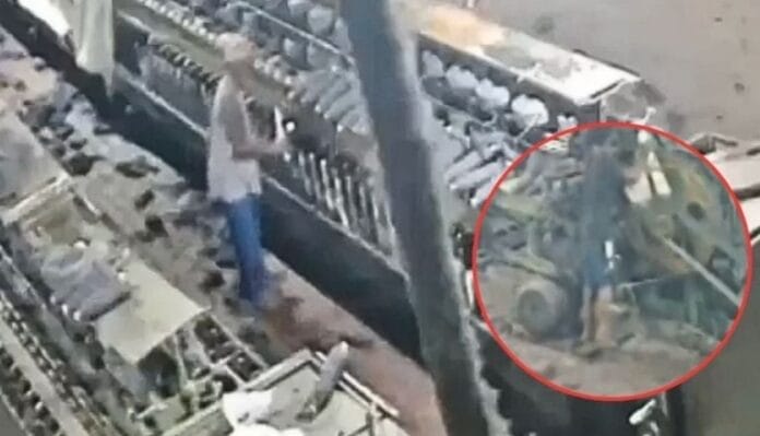 Limpiaba una máquina cuando ocurrió la tragedia: joven muere electrocutado en fábrica