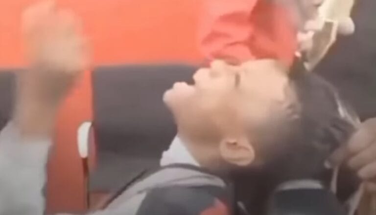 Padre rapa a su hijo por burlarse de un compañero con cáncer; el video divide opiniones (VIDEO)