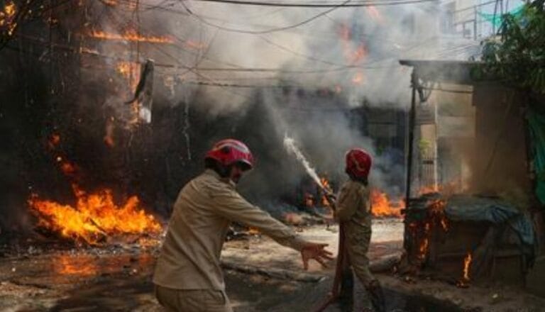 Tragedia en hotel de India: incendio deja 21 muertos y obliga a huéspedes a saltar por las ventanas (VIDEO FUERTE)