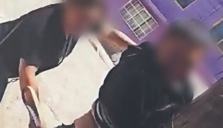 “¡Ya me tienes hasta la madre!”: madre castiga a su retoño tras presunto robo (VIDEO)