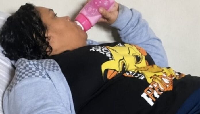 ¡SE PASÓ DE VIVIDORA! Fingió ser una niña de 12 años para que la mantuvieran