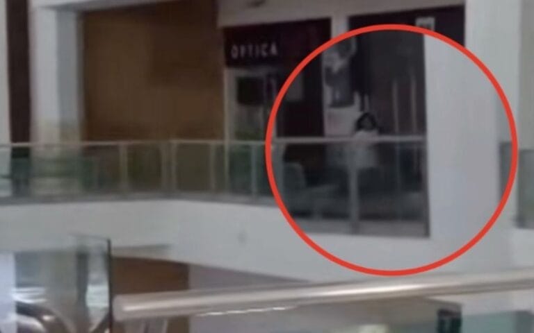 niña fantasma en centro comercial